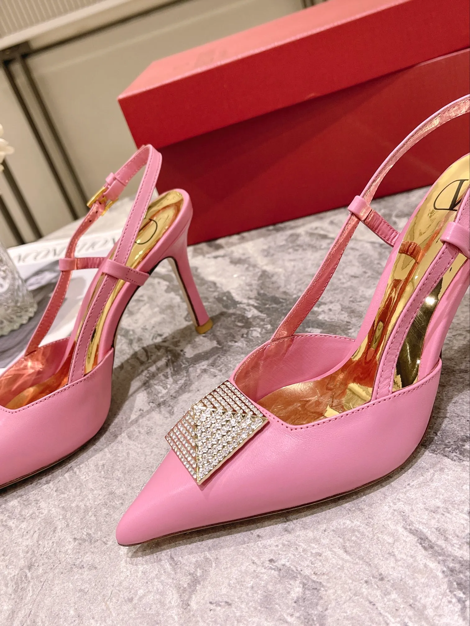👟👟Ex-factory price 400👟👟 Genuine leather sole +40 Top version 𝑉𝐴𝐿𝐸𝑁𝑇𝐼𝑁𝑂 Valentino new autumn and winter women's back hollow sandals. The unique [pyramid] large rivet hardware [hand-made diamonds] brings out a full sense of high-end, and the new season will live up to expectations! Worth buying ★Imported sheepskin is absolutely high-grade ❥Original method, absolutely sensual ❥Elegant style, creating a different feeling, simple and elegant style!  Code number: 35-41 (34-42 customized) Fabric: Imported sheepskin Lining: Lined sheepskin Heel height: 8cm Leather outsole Rubber outsole